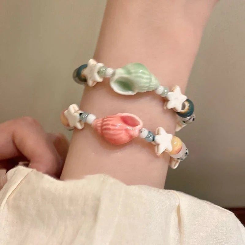 Verstellbares böhmisches Armband mit Muschel und Seestern Motiven