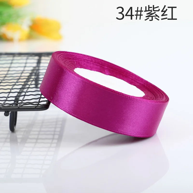 Vielseitige Satinbänder in 10 Farben für festliche Dekorationen