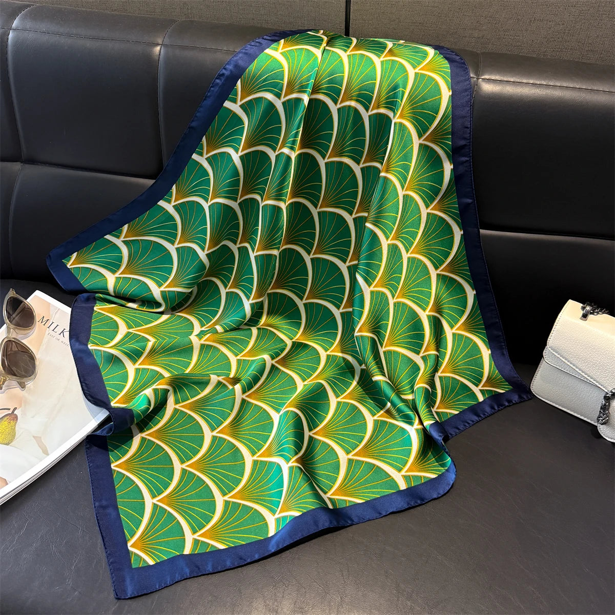 Vielseitiger Damen Quadratschal aus Kunstseide mit rosa Blumenmuster