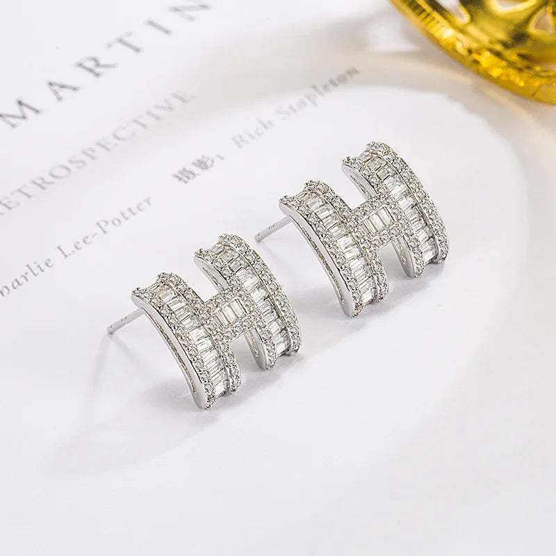 Elegante Ohrstecker mit H Buchstaben und Zirkonen für Damen