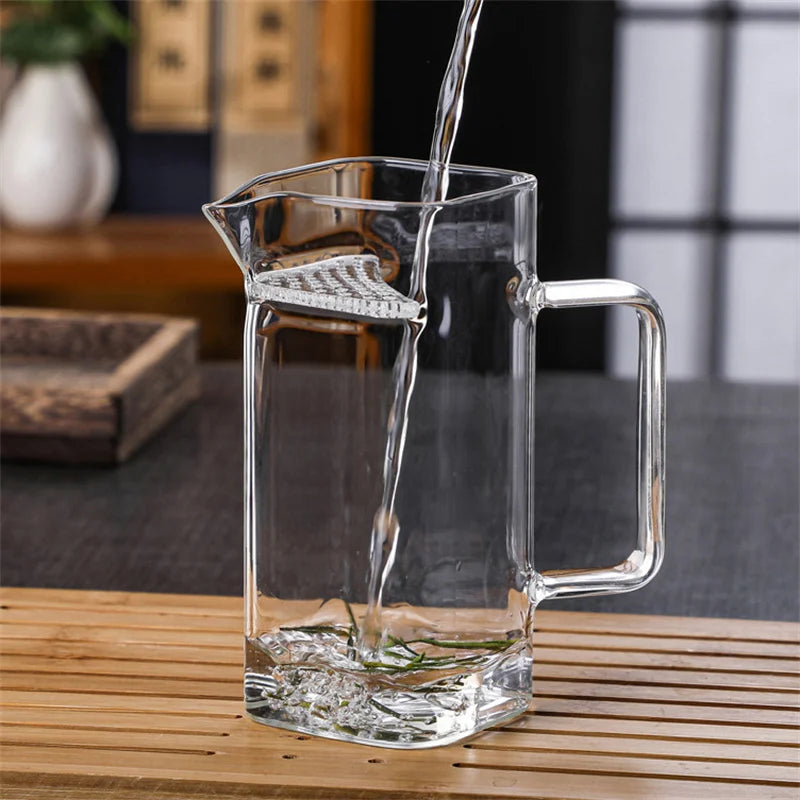 Quadratischer Teekrug aus Borosilikatglas mit Filter und fairer Tasse