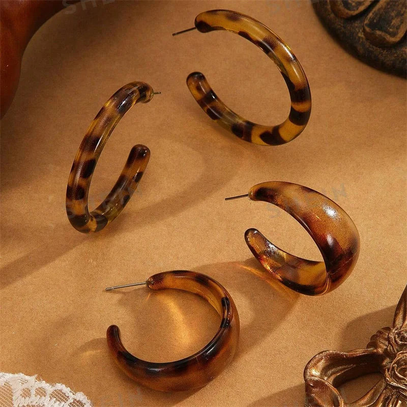 Retro C-förmige Acryl Ohrstecker mit Leopardenmuster für Damen