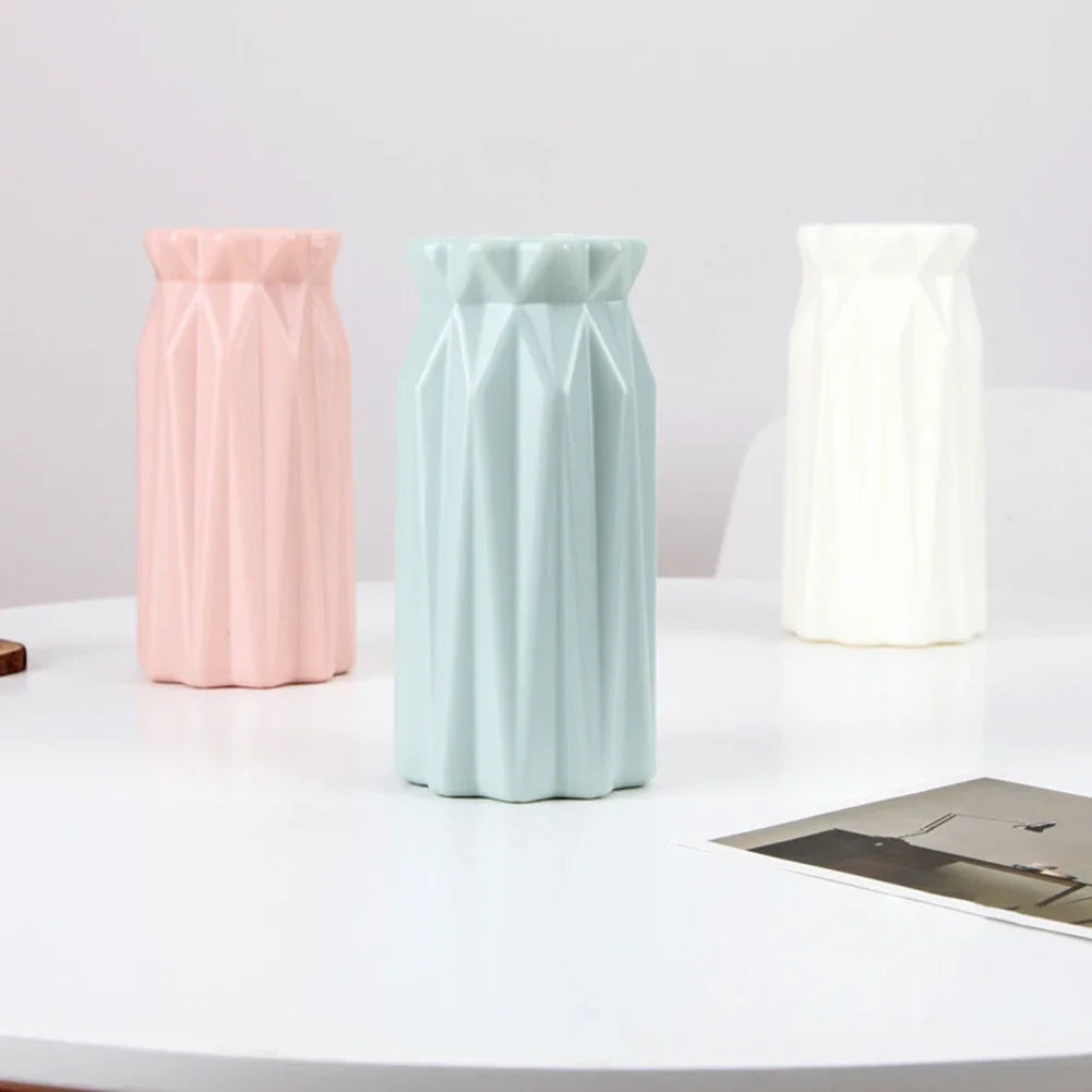 Moderne Kunststoff Blumenvase in geometrischem nordischem Stil