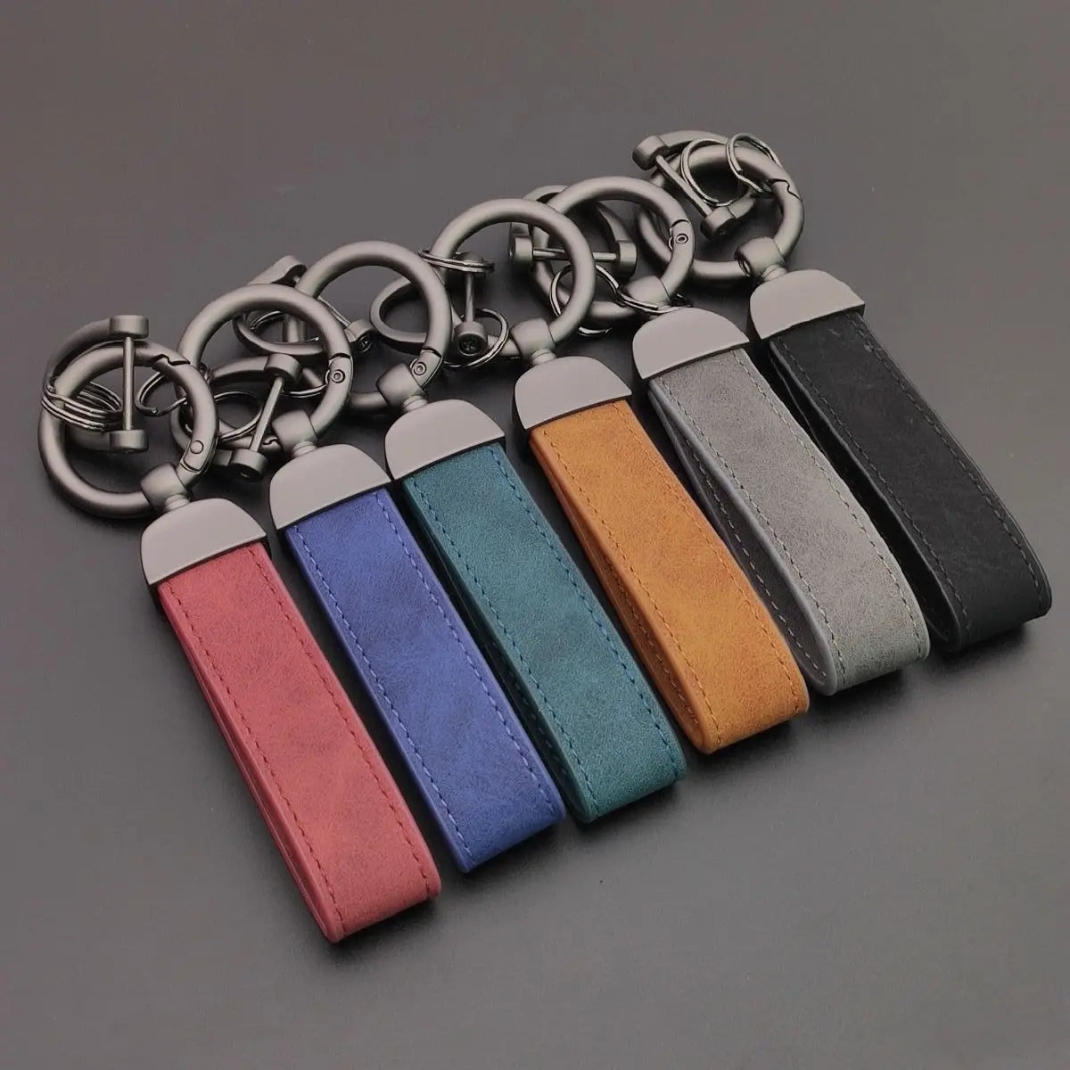 Individueller Retro Schlüsselanhänger aus Leder mit Edelstahl Akzent