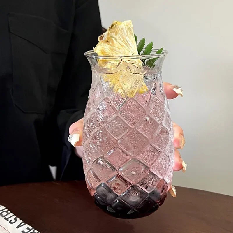 Transparente Glastasse in Ananasform mit Strohhalm