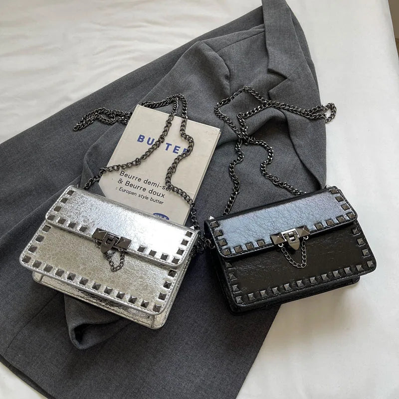 Modische kleine Umhängetasche mit Nieten und Kette für Frauen
