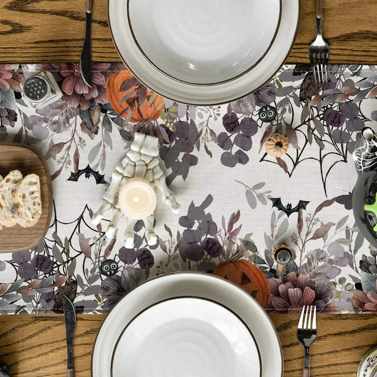 Waschbarer Halloween Tischläufer mit Kürbis und Eukalyptus Design