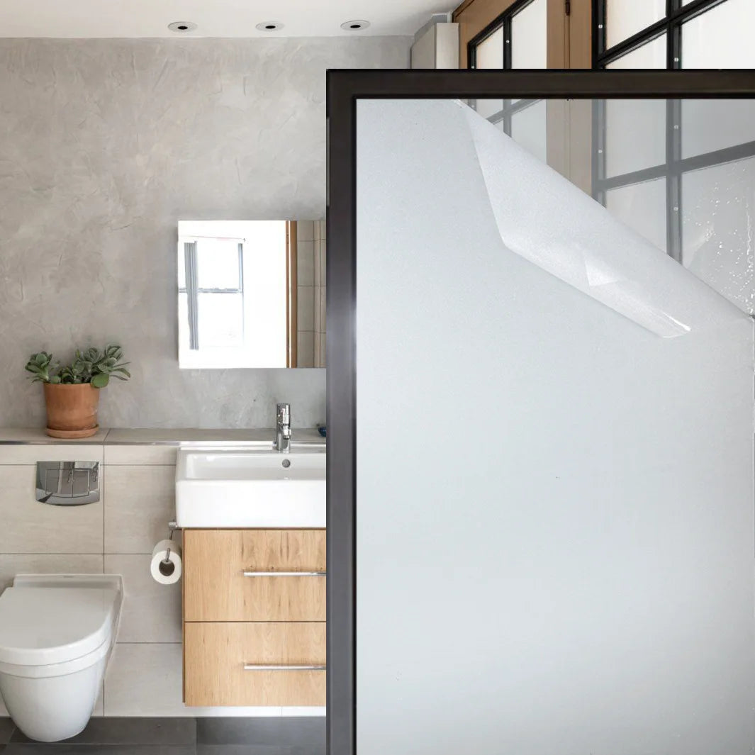 Mattierte selbstklebende Fensterfolie als dekorativer Sichtschutz