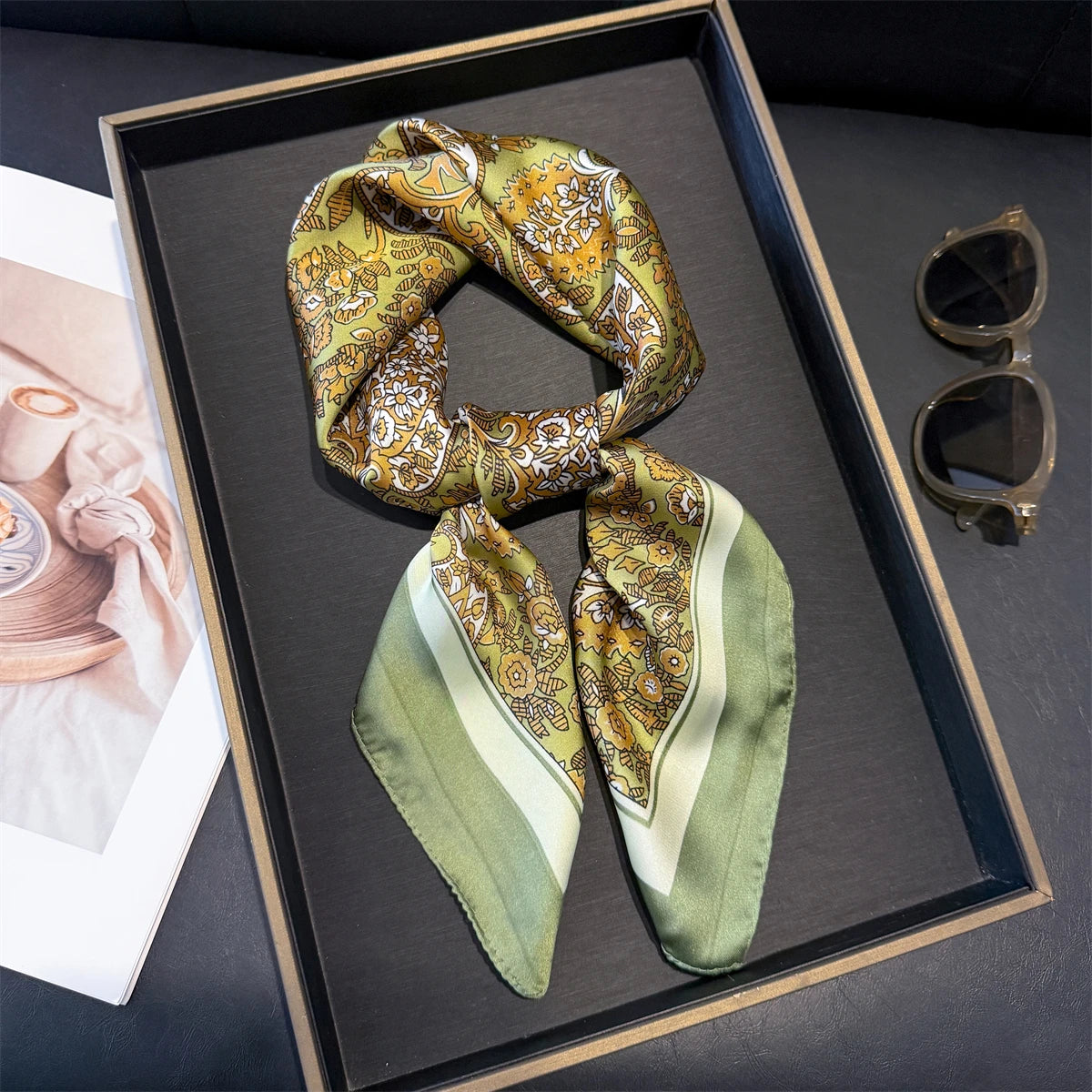 Vielseitiger Damen Quadratschal aus Kunstseide mit rosa Blumenmuster