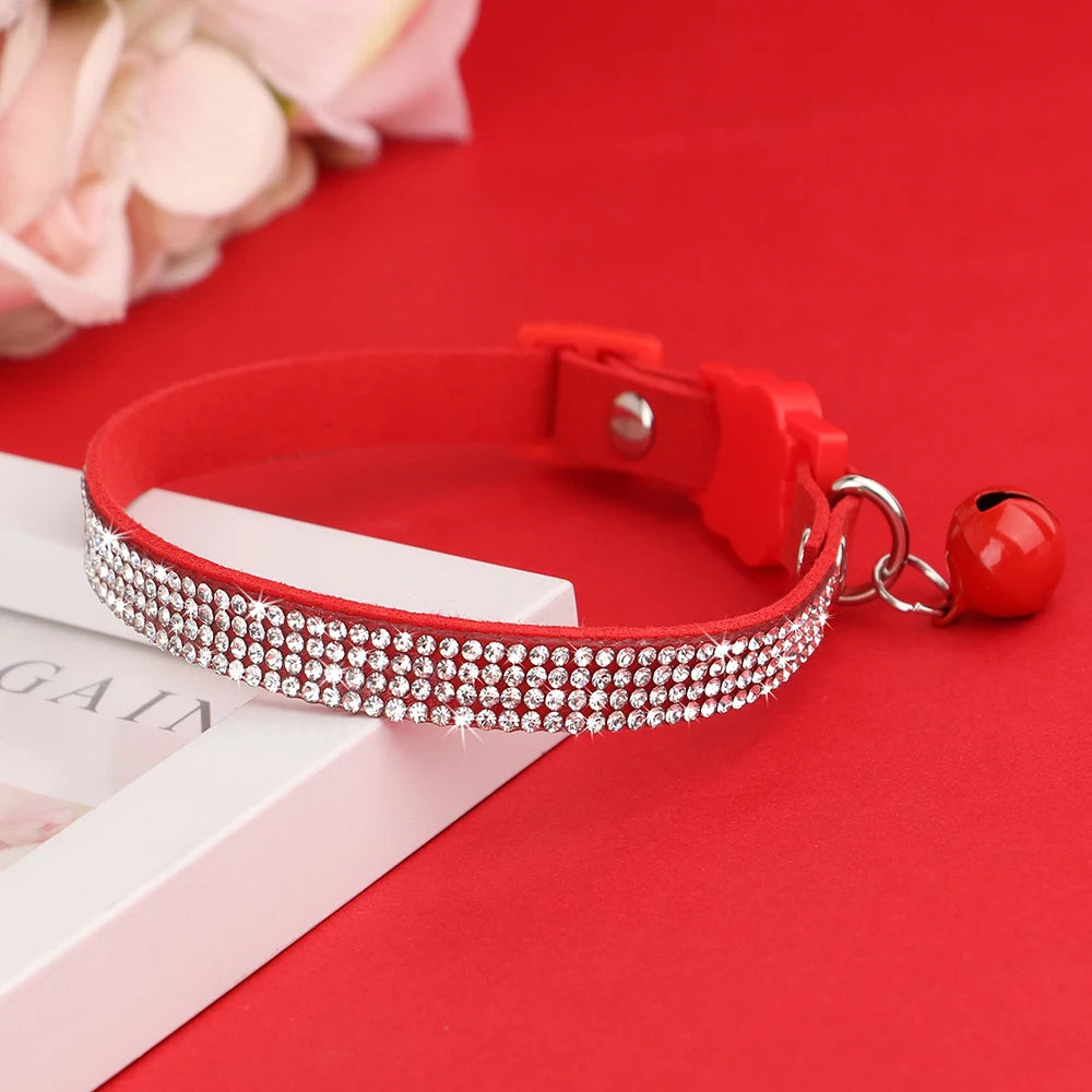 Weiches Wildleder Katzenhalsband mit Strass - Glocke – Sicher - Stilvoll
