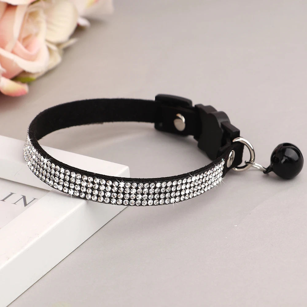 Weiches Wildleder Katzenhalsband mit Strass - Glocke – Sicher - Stilvoll