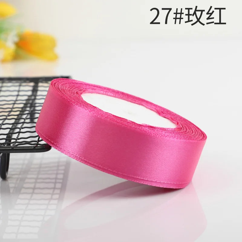 Vielseitige Satinbänder in 10 Farben für festliche Dekorationen