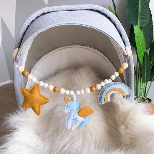 Holz-Kinderwagenclip mit Beißring und Rassel für Babys