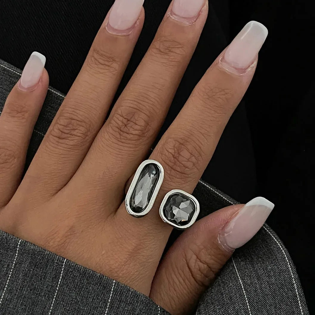 Verstellbarer minimalistischer Acrylring mit Strasssteinen für Damen