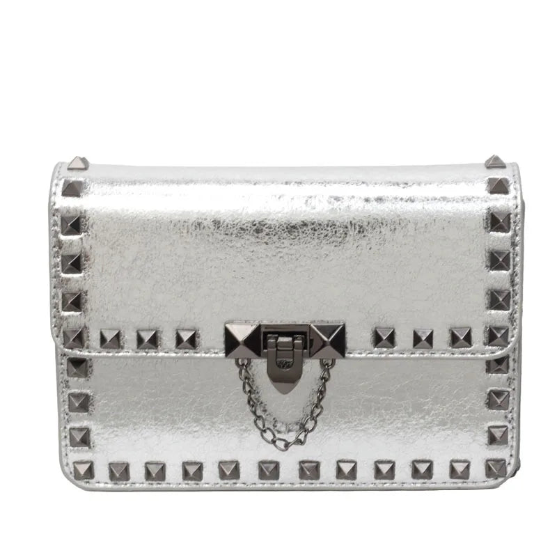 Modische kleine Umhängetasche mit Nieten und Kette für Frauen