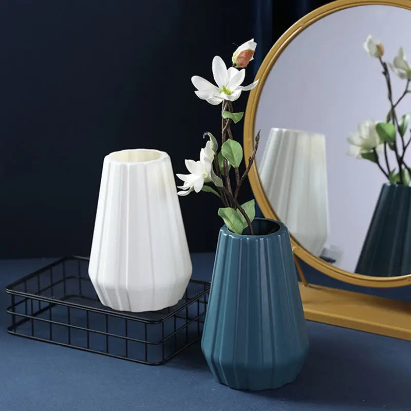 Moderne Origami Kunststoffvase für Tischdekoration und Blumenarrangements