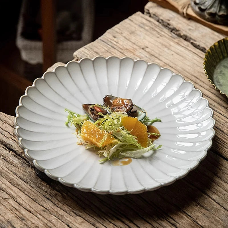 Klassischer Keramik Salatteller mit Muschelkantenprägung