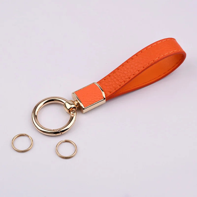 Luxuriöser Schlüsselanhänger aus PU-Leder mit goldfarbener Metall-Schnalle, 13,6 cm