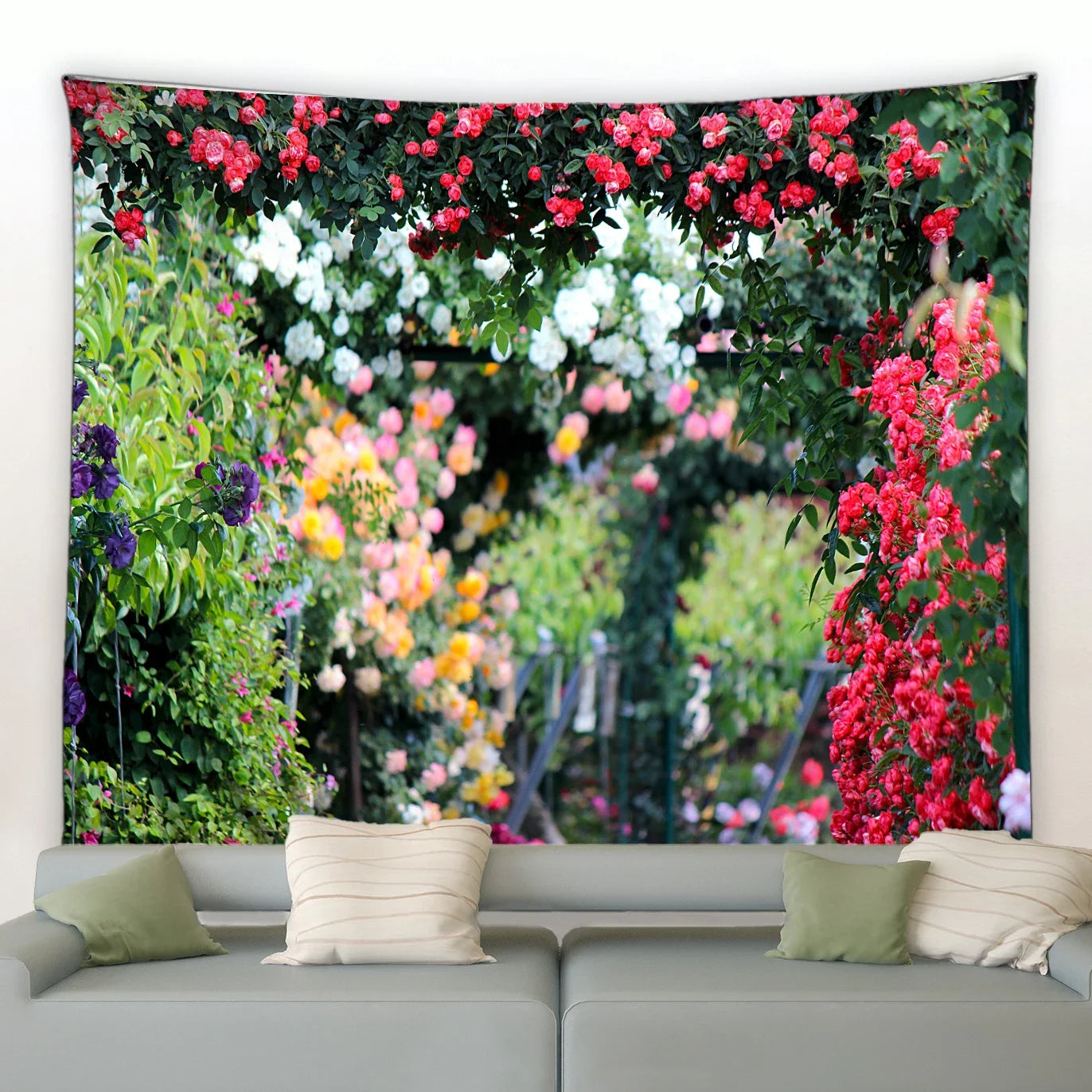 Frühlingshafte Wandtapisserie mit Schmetterlingen und Blumenmotiv