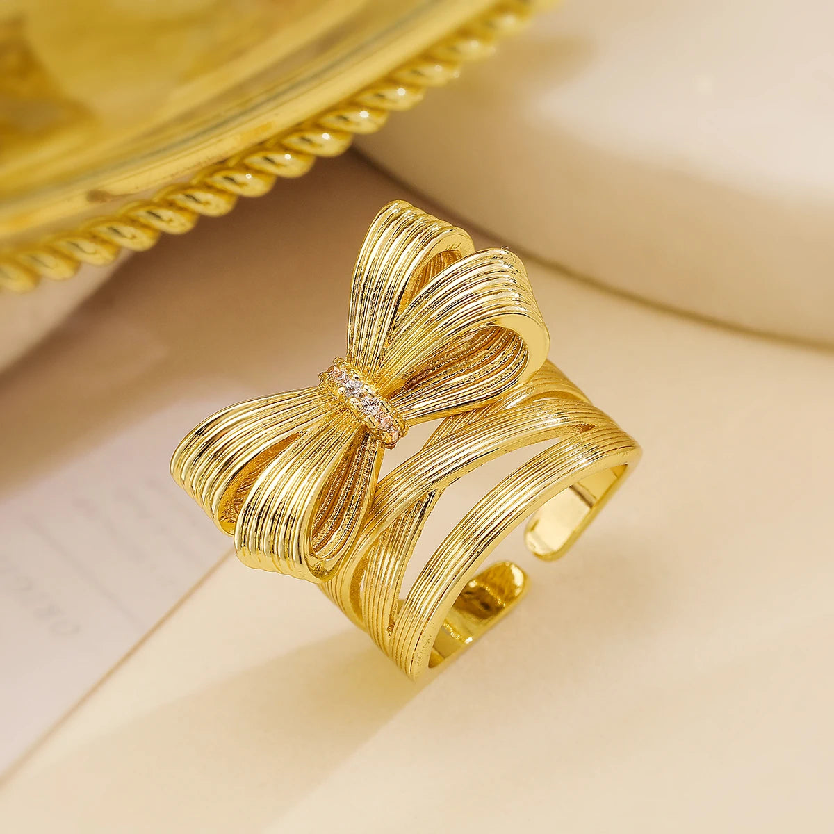 Eleganter Kupfer Ring mit AAA Zirkonia und Geometrischem Design für Frauen