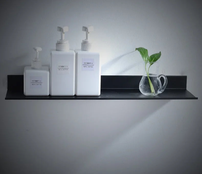 Platzsparendes Bad Regal aus schwarzem Aluminium