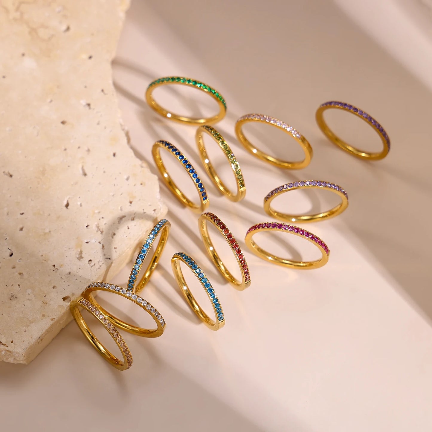 Goldfarbener Edelstahl Ring mit Mini Zirkon Herz Design für Frauen