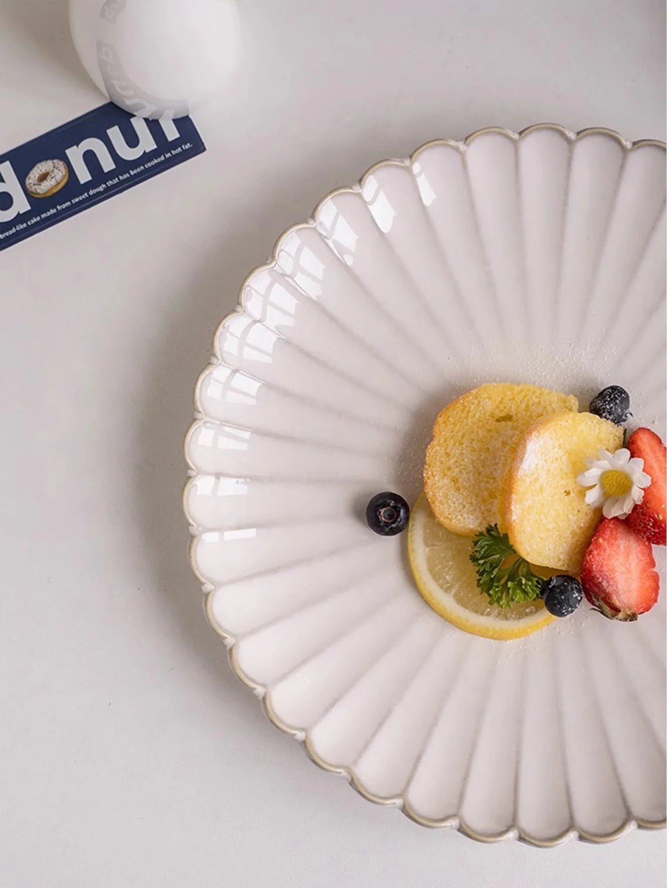 Klassischer Keramik Salatteller mit Muschelkantenprägung