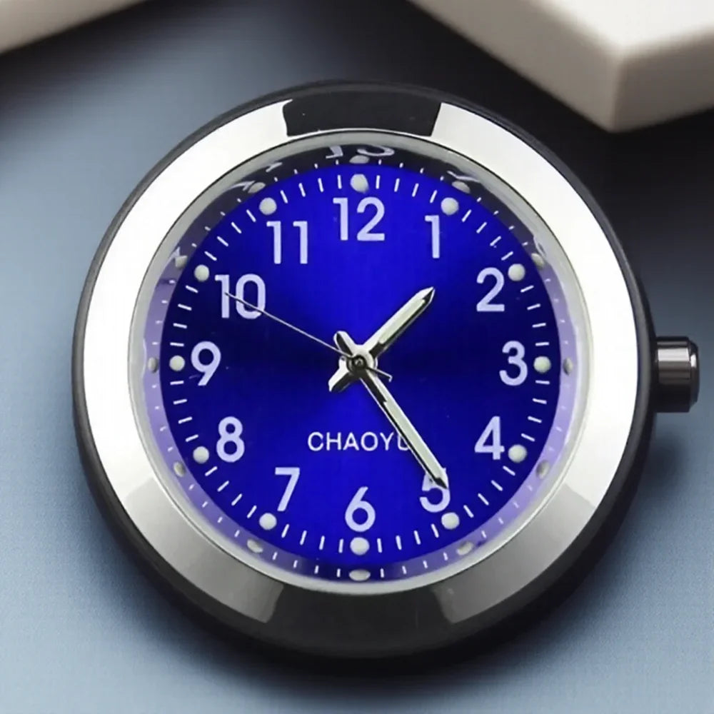 Leuchtende Analoge Autouhr für stilvolle Innenraum Dekoration