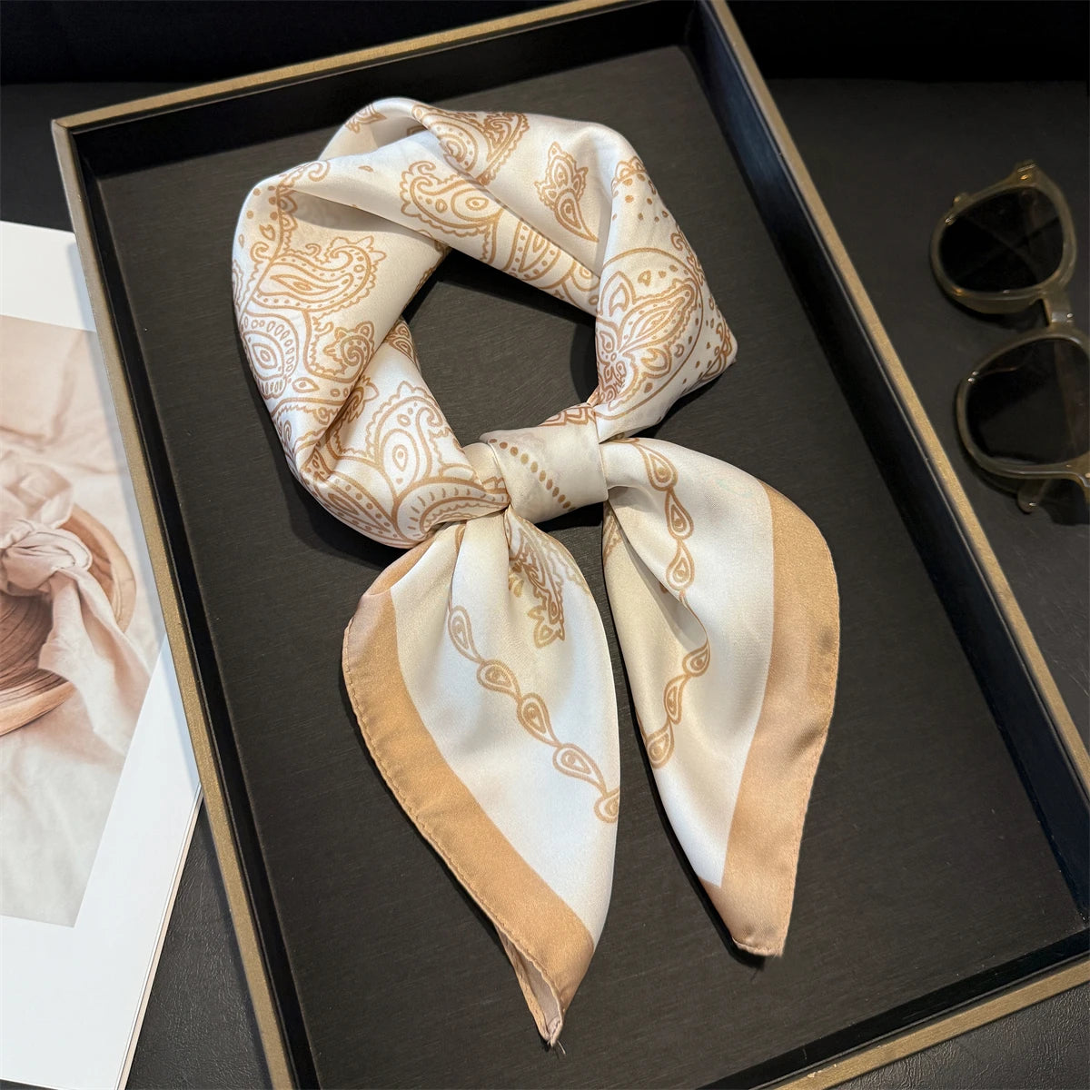 Vielseitiger Damen Quadratschal aus Kunstseide mit rosa Blumenmuster