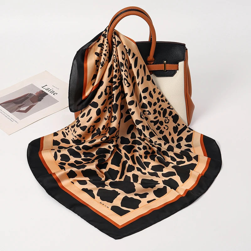 Eleganter Satin Schal mit Druckmuster für Damen als vielseitiges Accessoire