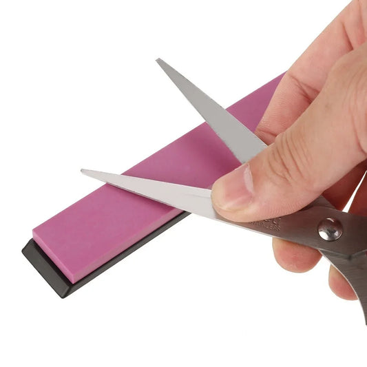 Vielseitiger Schärfstein mit feiner Körnung für präzise Ergebnisse