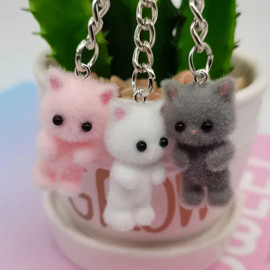 Flauschiger Katzen Schlüsselanhänger mit Perlenherz und rosa Schleife