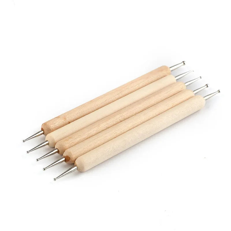 Präzises Lederwerkzeug Set mit diversen Modellier- und Prägehilfen