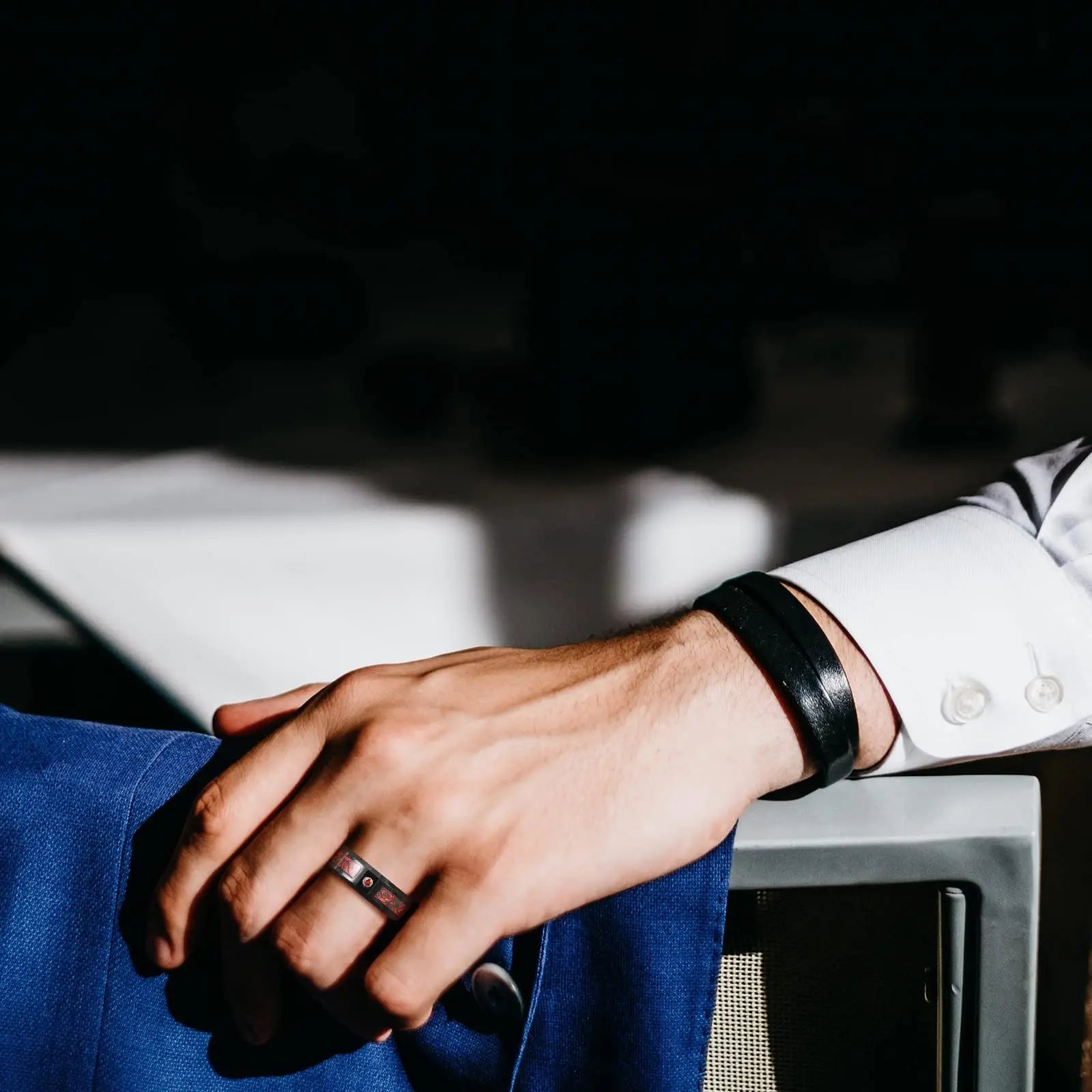 Fashio Männer Ringe Schwarz Titan Edelstahl Ringe Für Männer Frauen Ziegel Muster Finish Abgeschrägte Kante Hochzeit Ring Partei Schmuck