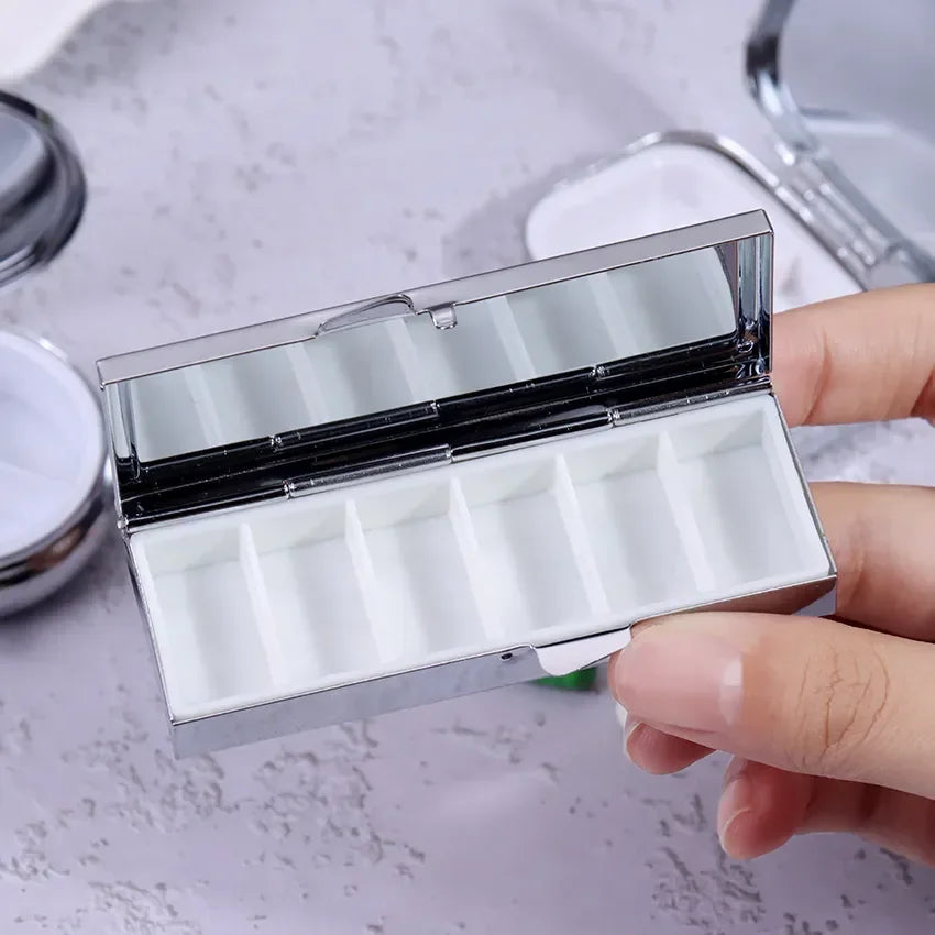 Tragbare Metall Pillenbox mit Splitterfunktion für Reise - Alltag – Medikamenten Organizer