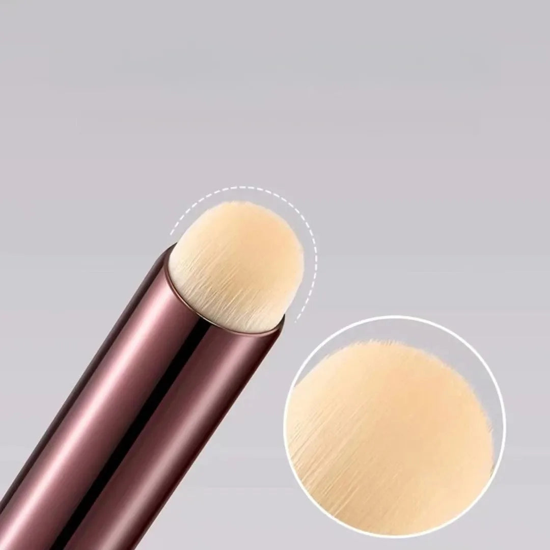 Runder Lippenpinsel für präzises Auftragen von Lippenstift und Concealer - Tragbar