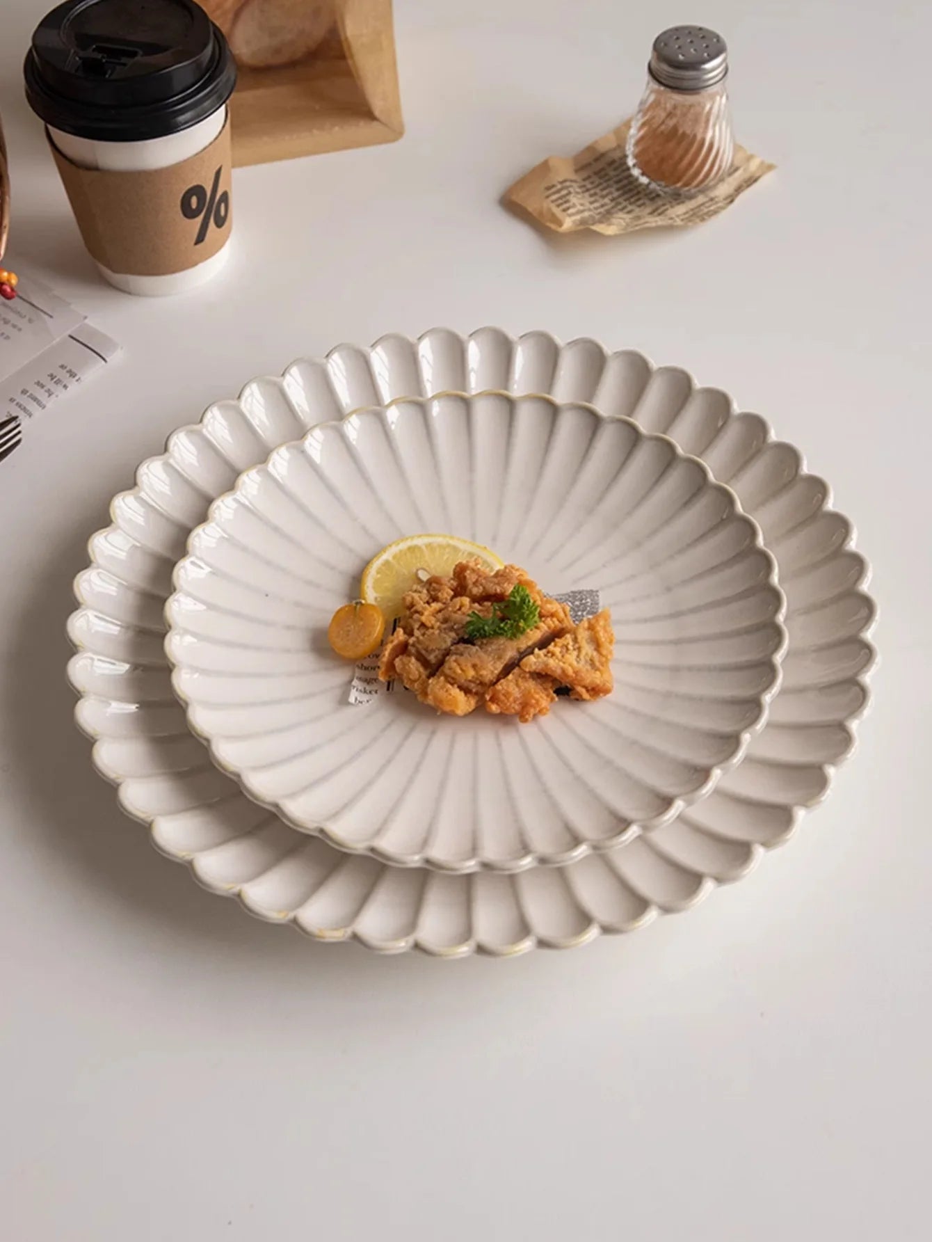 Klassischer Keramik Salatteller mit Muschelkantenprägung