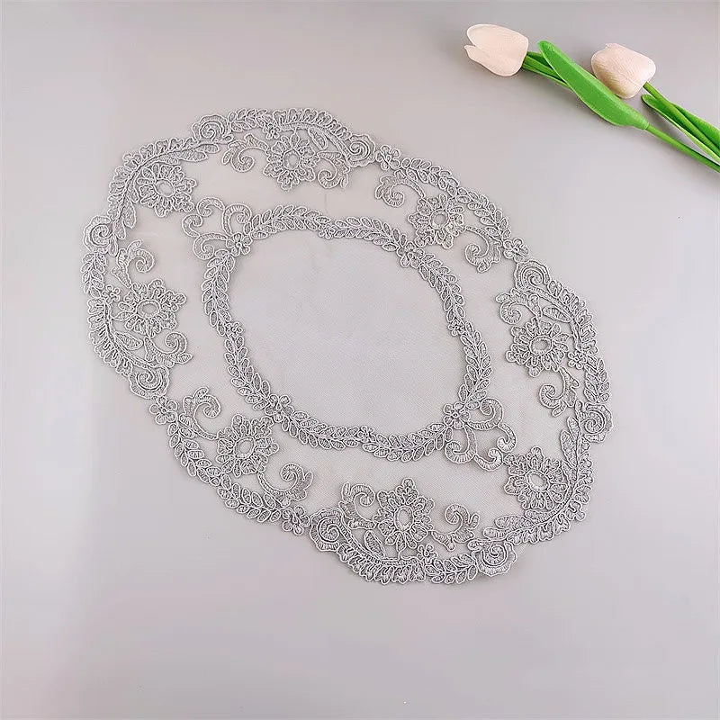 Ovale, bestickte Tischsets im europäischen Stil für festliche Anlässe