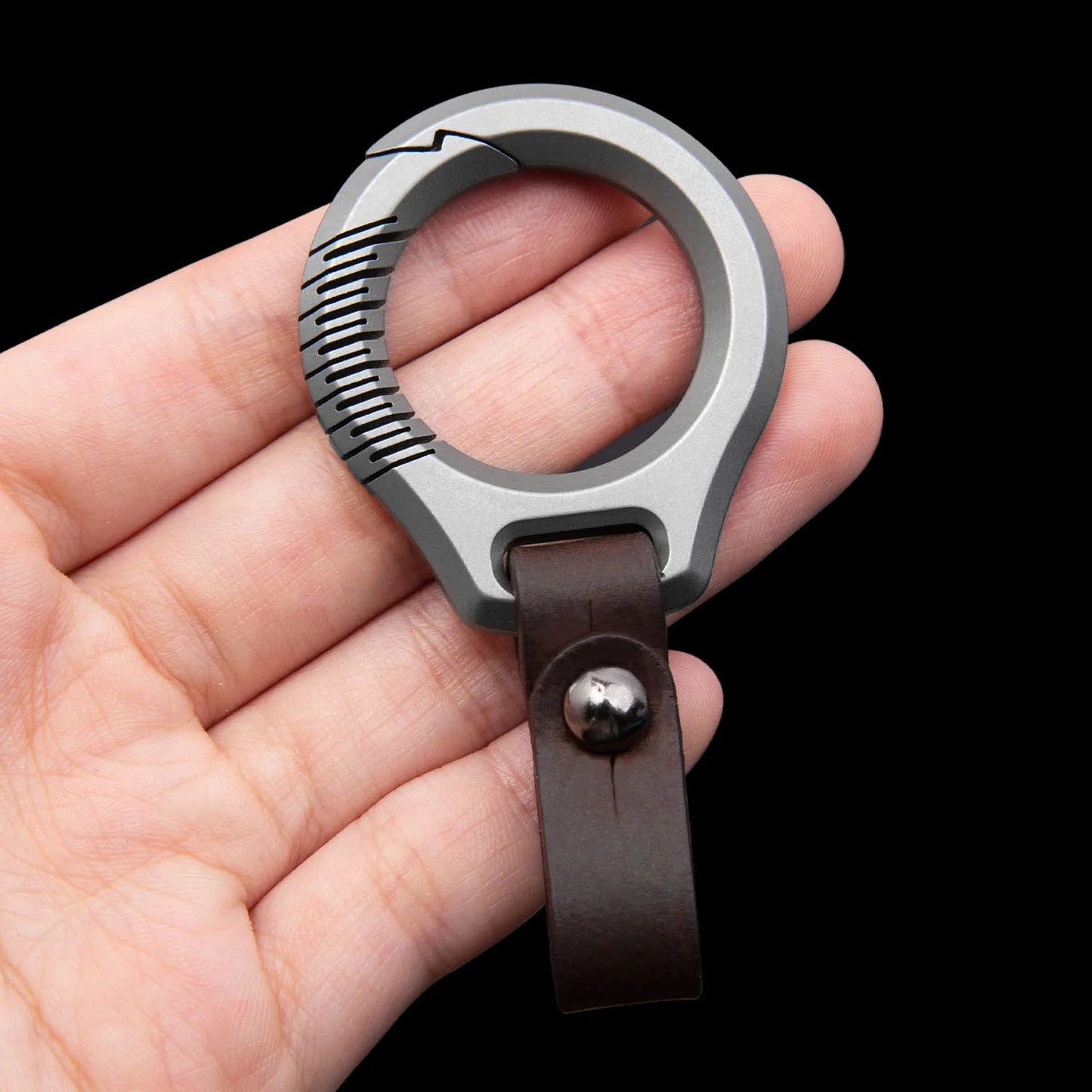 Schwarzer Titan Leder Schlüsselanhänger Herren leichtes EDC Geschenk