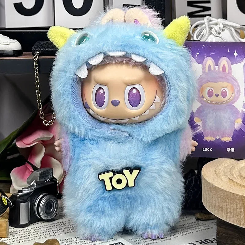 Niedlicher Plüsch-Einteiler Baby-Outfit im Monster Design als Blindbox