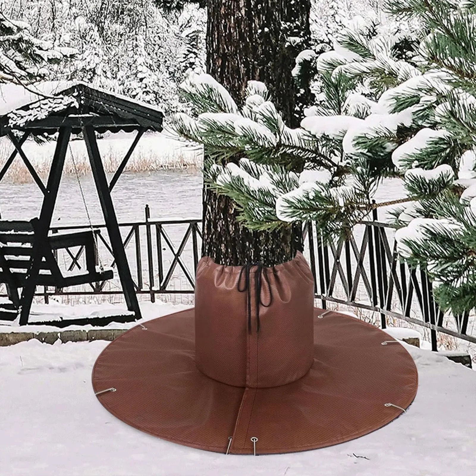 Winterlicher Baumwurzel Schutz aus Vliesstoff mit Bodennägeln