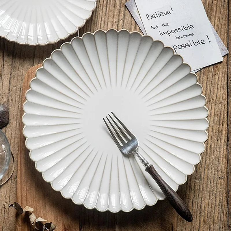 Klassischer Keramik Salatteller mit Muschelkantenprägung