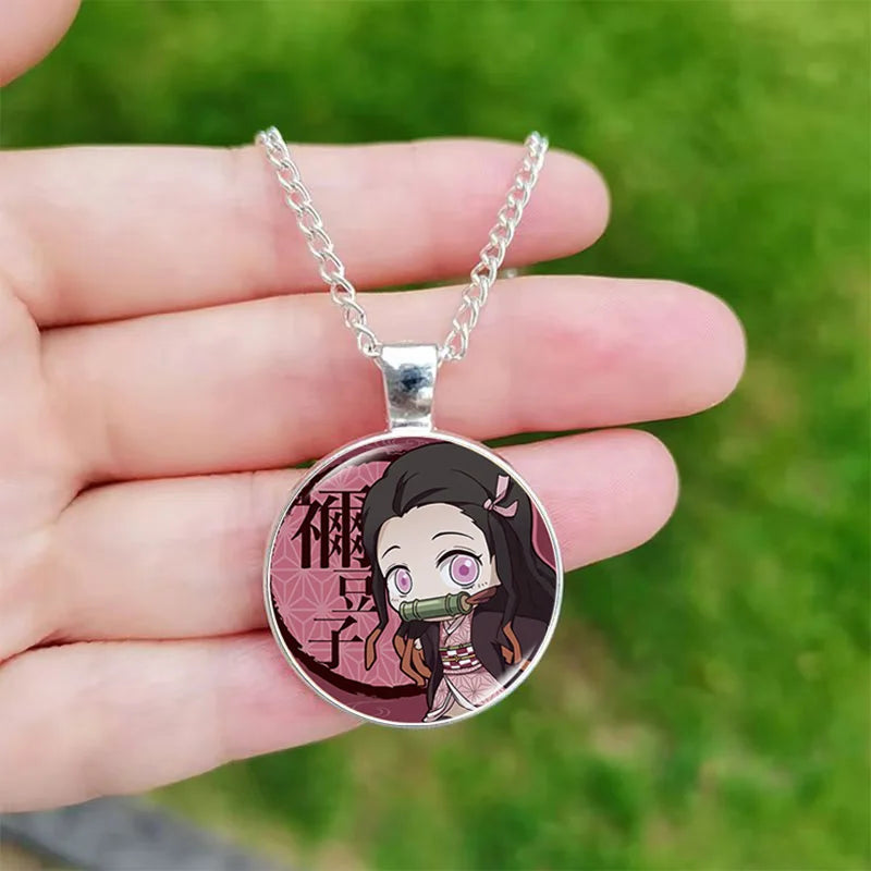 Anime Cosplay Halskette mit rundem Glas Anhänger für Fans und Sammler