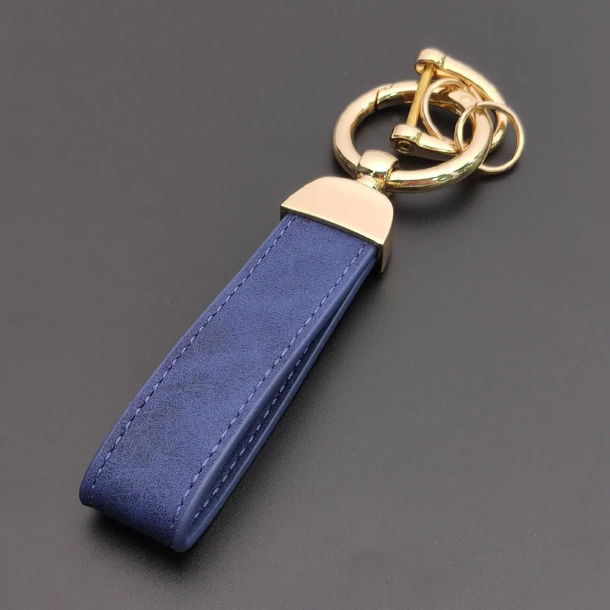 Individueller Retro Schlüsselanhänger aus Leder mit Edelstahl Akzent