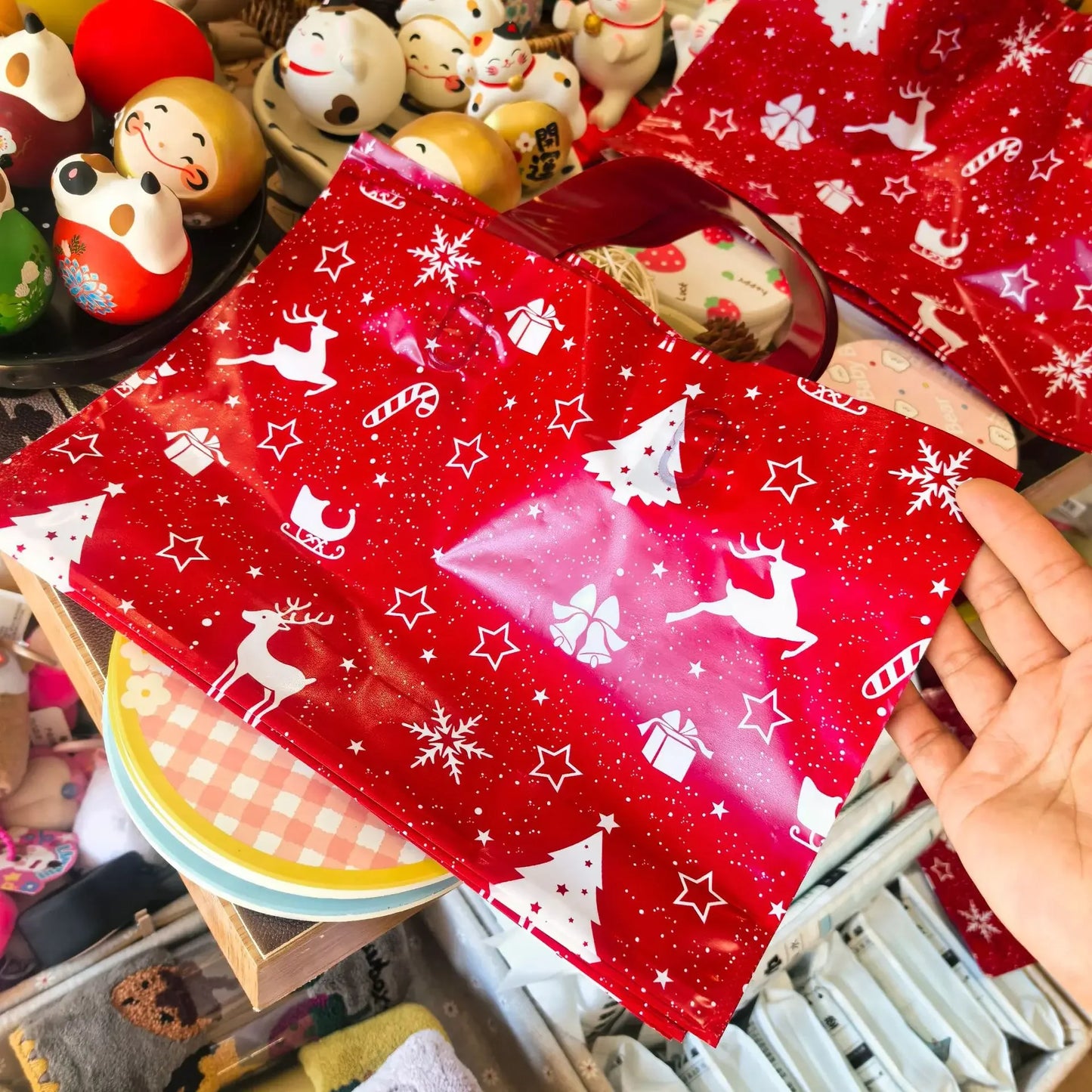 15 Weihnachtsgeschenktüten aus robustem Kunststoff mit Schneeflocken Design