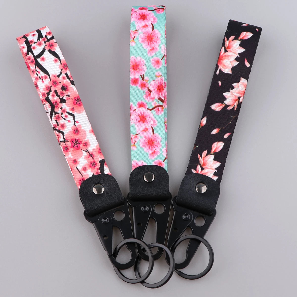 Stilvoller Schlüsselanhänger mit Kirschblüten Design und Lanyard