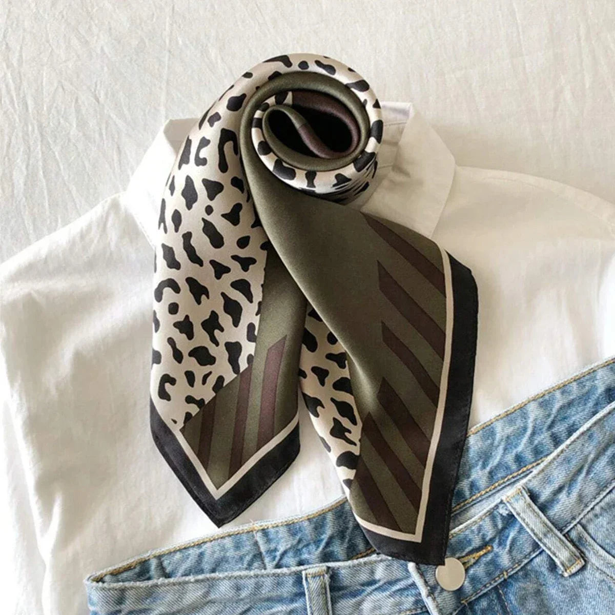 Vielseitiger Damen Quadratschal aus Kunstseide mit rosa Blumenmuster