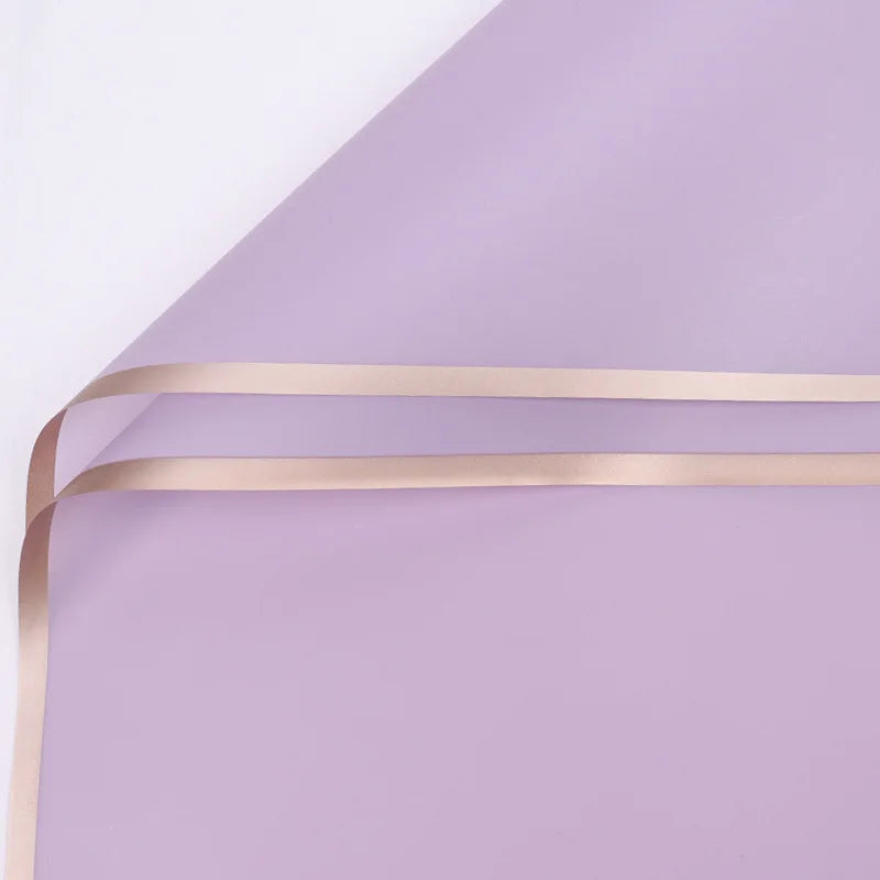 Elegantes Blumiges Geschenkpapier mit Goldrand für besondere Anlässe