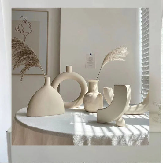 Moderne einfache Keramik Kunst Vase mit getrockneten Blumenarrangement