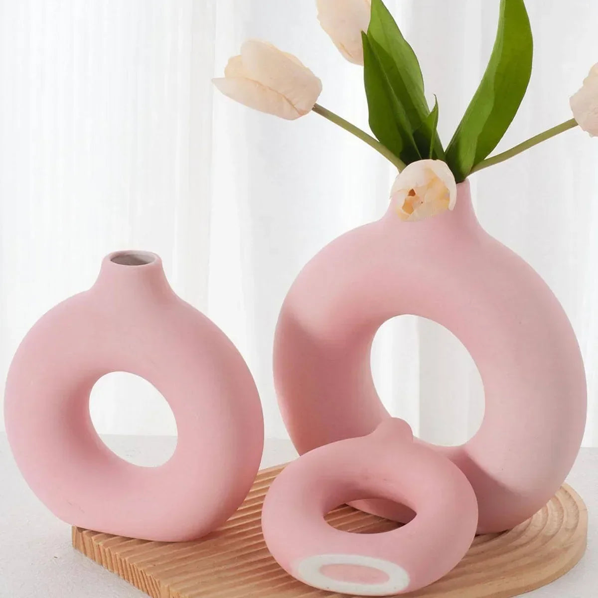 Dekorative Donut Vase in Reinweiß für stilvolle Blumenarrangements